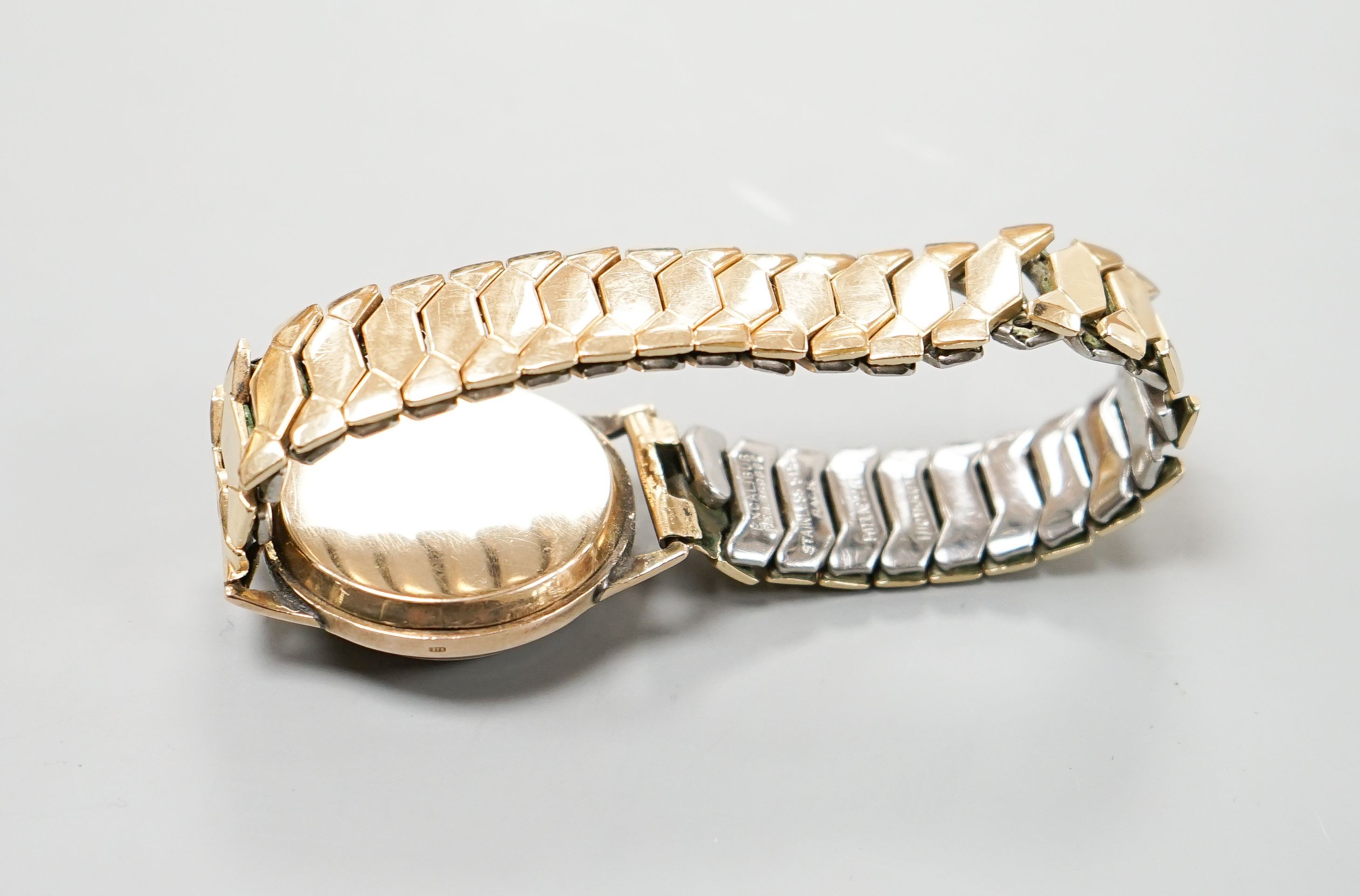 A gentleman's 9ct gold Roamer mid size manual wind wrist watch, on an associated flexible bracelet